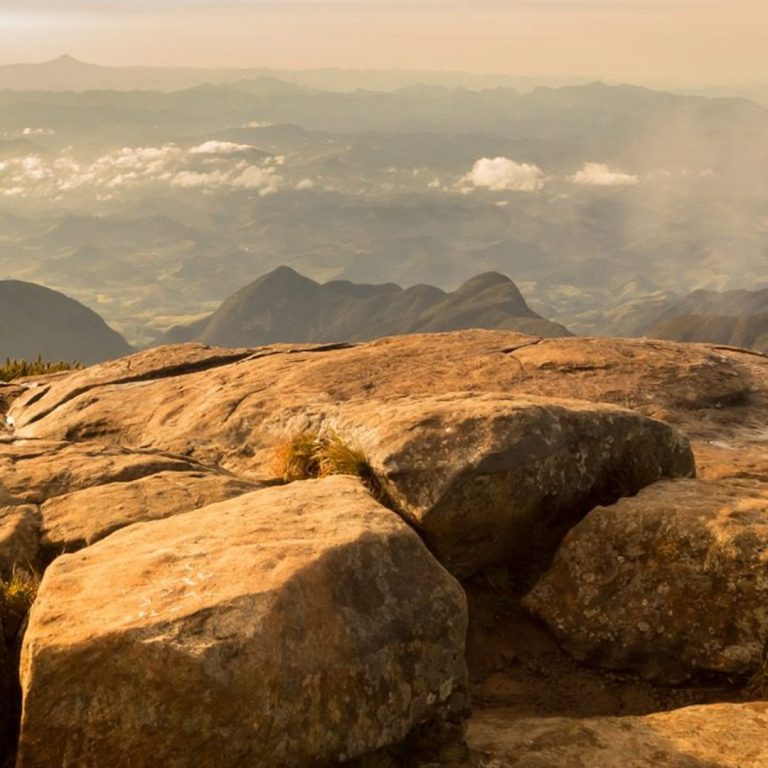 Belo entardecer no Pico da Bandeira - Trilha natureza paisagens